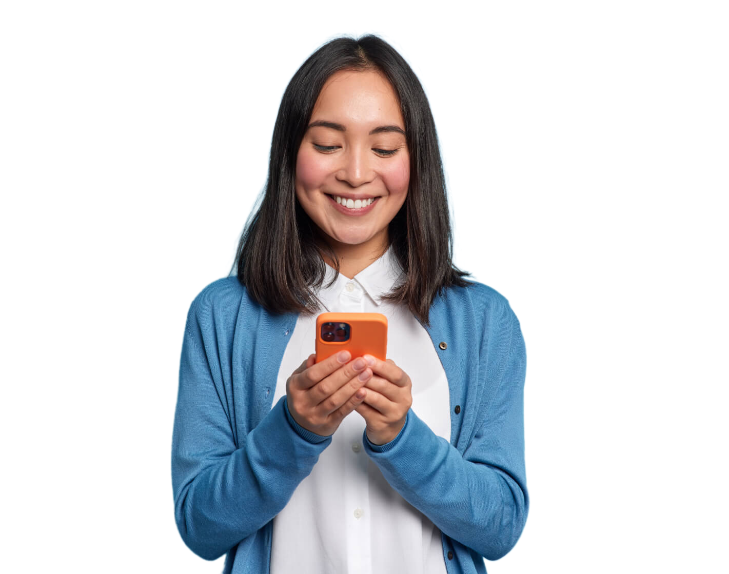 Mulher sorrindo e segurando um celular